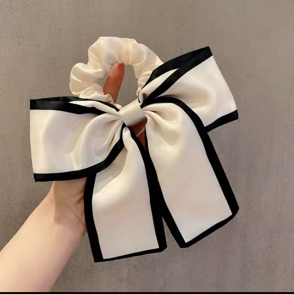 Not Rated Black and White Bow Hair Scrunchie